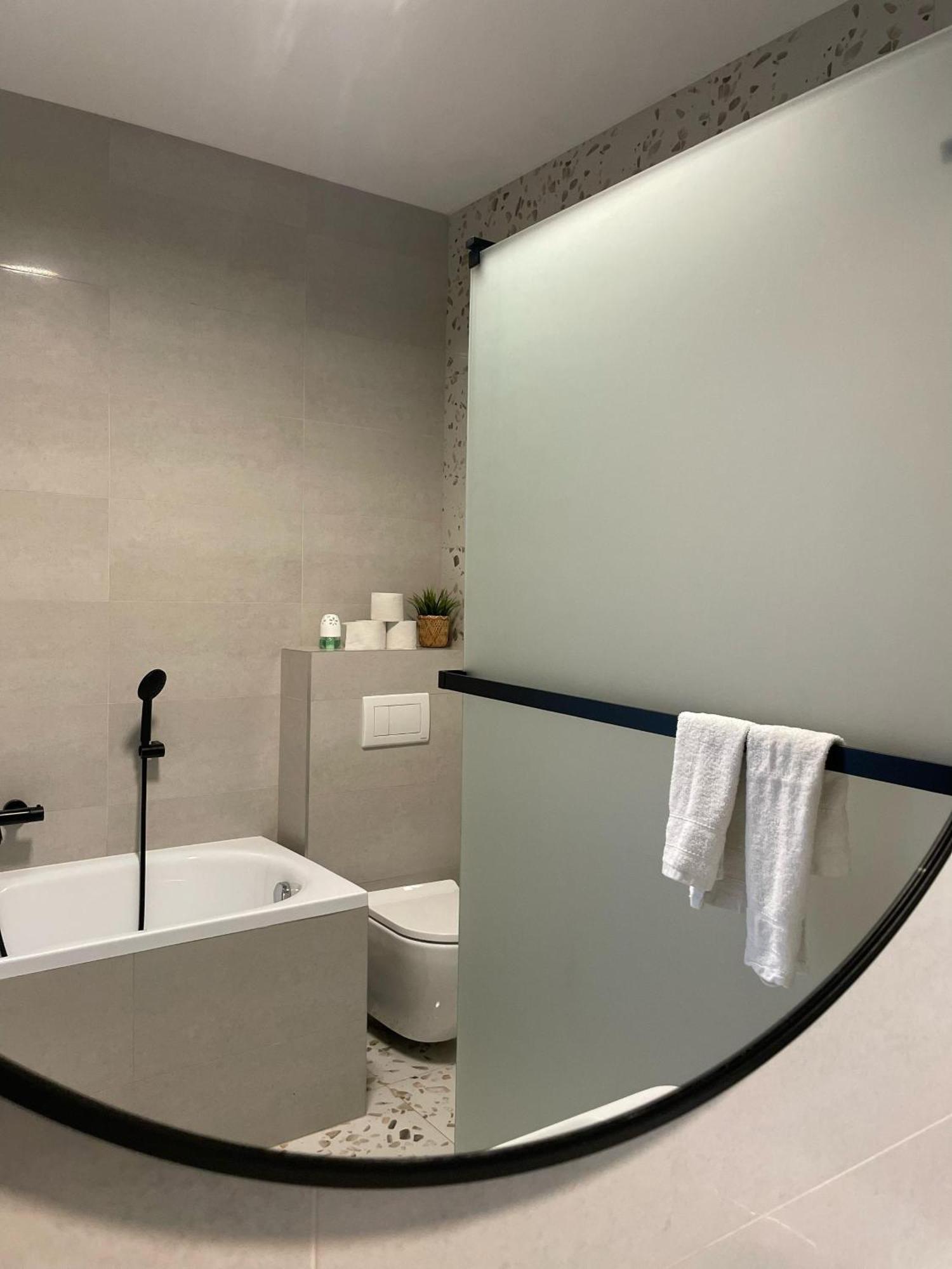 Klimatizovany Apartmanovy Dom, S Virivkou, 1B Szenc Kültér fotó