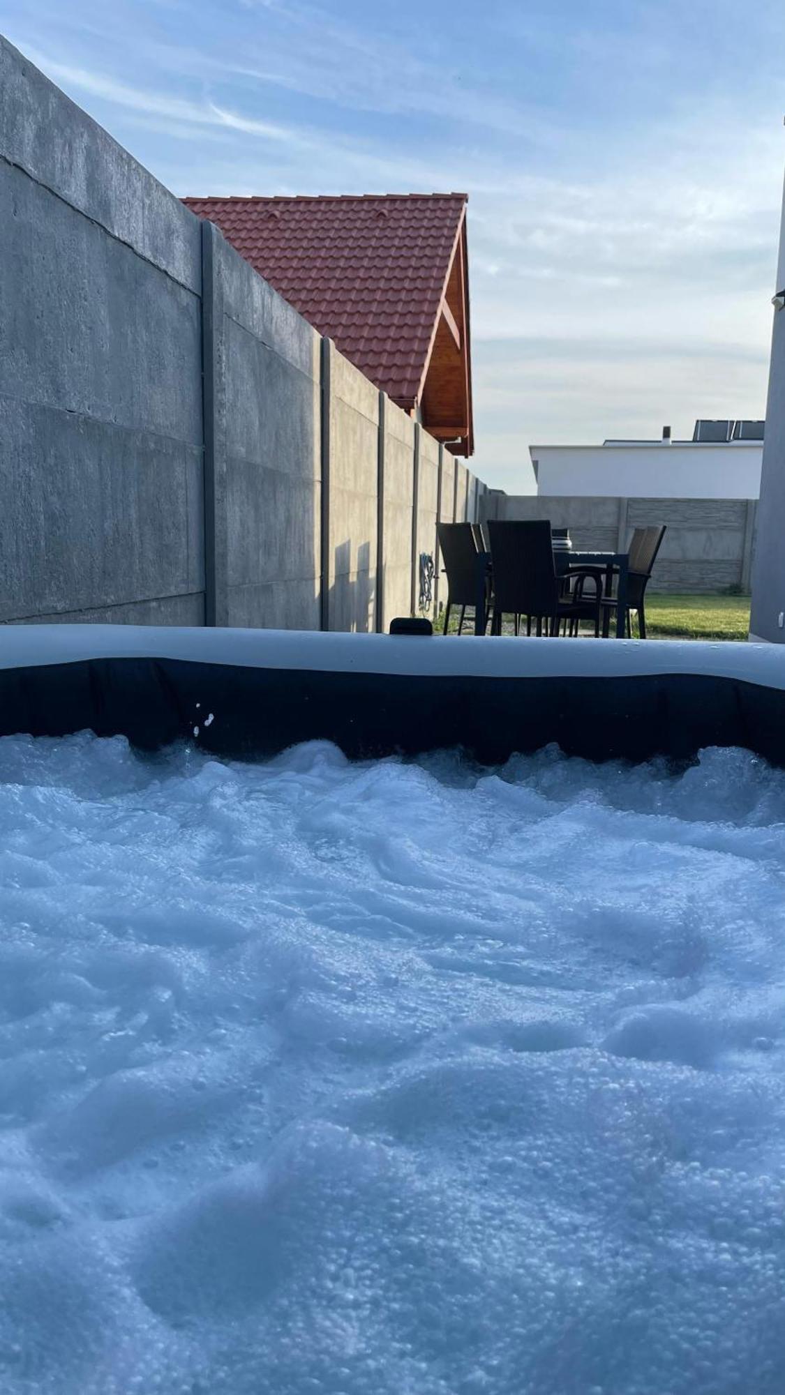 Klimatizovany Apartmanovy Dom, S Virivkou, 1B Szenc Kültér fotó