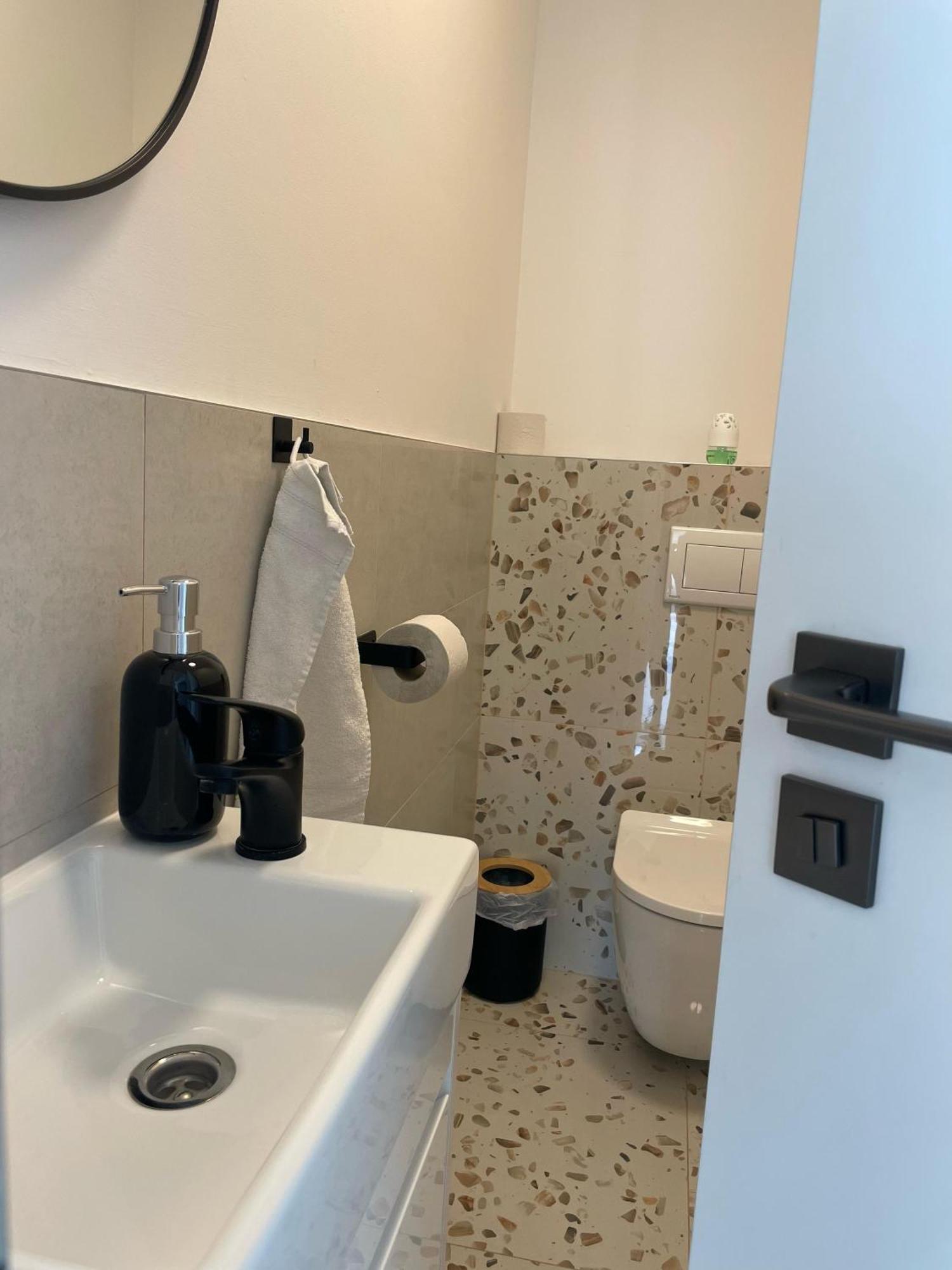 Klimatizovany Apartmanovy Dom, S Virivkou, 1B Szenc Kültér fotó